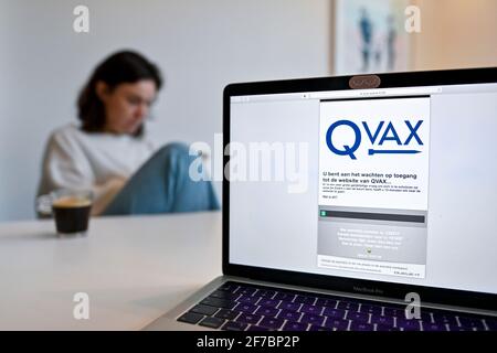 L'immagine mostra una persona che naviga sul sito web QVax online per registrarsi come riserva per una vaccinazione Covid-19, lunedì 22 marzo 2021 in E. Foto Stock