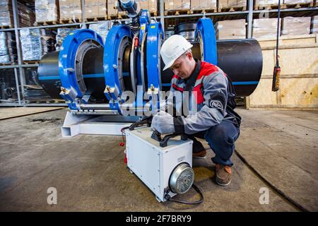 Stepnogorsk, Kazakhstan - 04 aprile 2012: Impianto di produzione di tubi in plastica. Apparecchiatura di raccordo per tubi di regolazione tecnica. Foto Stock