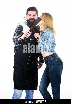 Idee barbecue per la famiglia. Coppia innamorata prepararsi per il barbecue. Picnic e barbecue. Uomo sopportato hipster e ragazza pronta per barbecue sfondo bianco Foto Stock