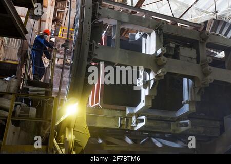 Stepnogorsk, Kazakhstan - 19 aprile 2012: Sistema di scarico rapido per dumper di auto ferroviarie. Impianti di estrazione e trasformazione. Meccanismo rotante Foto Stock