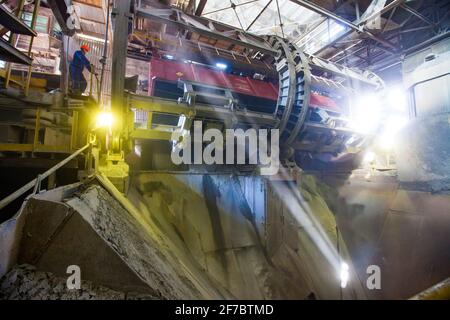 Stepnogorsk, Kazakhstan - 04 aprile 2012: Sistema di scarico rapido per dumper di auto ferroviarie. Meccanismo rotante Foto Stock