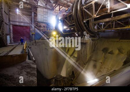 Stepnogorsk, Kazakhstan - 04 aprile 2012: Sistema di scarico rapido per dumper di auto ferroviarie. Meccanismo rotante Foto Stock