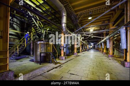 Stepnogorsk, Kazakhstan - 04 aprile 2012: Interno della stazione di pompaggio. Impianto di estrazione e trasformazione. Un lavoratore è andato. Foto Stock