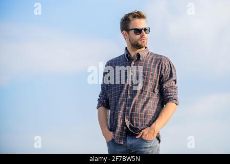 Fashionista. Bel ragazzo indossare occhiali da sole. Uomo hipster in occhiali da sole alla moda. Occhiali da sole alla moda. Concetto di protezione dai raggi ultravioletti. Modello uomo eyewear Foto Stock