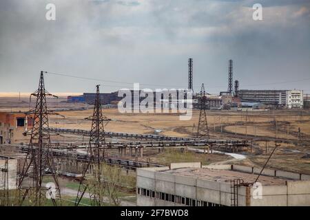 Obsoleto impianto di estrazione e trasformazione sovietico. Pile e pali di fumo. Foto Stock