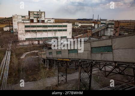 Obsoleto impianto di estrazione e trasformazione sovietico. Edifici industriali. Foto Stock