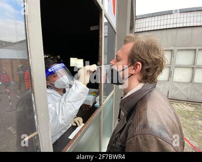 Ein junger Mann beim Corona Schnelltest a Düsseldorf Oberkassel. Foto Stock