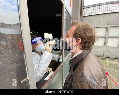 Ein junger Mann beim Corona Schnelltest a Düsseldorf Oberkassel. Foto Stock