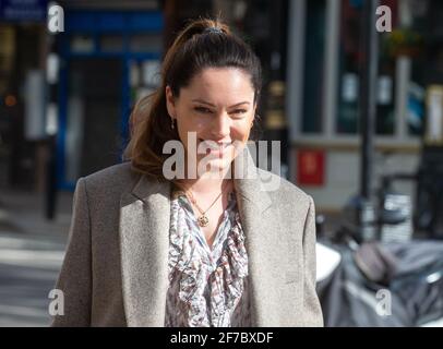Londra, Regno Unito. 6 Apr 2021. Kelly Brook lascia i Global radio Studios. Credit: Mark Thomas/Alamy Live News Foto Stock