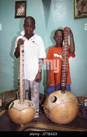 I due studenti Kora di Toumani Diabate Malian World Musician a Bamako, Mali, Africa Occidentale. Foto Stock