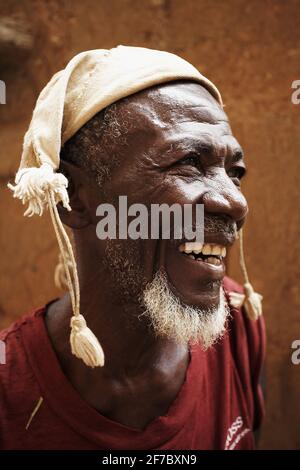 Anziano nel villaggio di Bani Hameau nella zona di Dogon, Mali, Africa occidentale. Foto Stock
