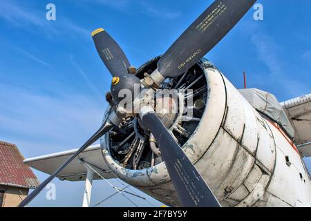 Zrenjanin, Ecka, Serbia, agosto 04,2015. Vecchio aeroporto e un vecchio aereo che occasionalmente vola per esigenze turistiche, scolastiche o agricole. Foto Stock