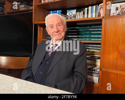 Gerusalemme, Israele. 31 Marzo 2021. Gabriel Bach, allora procuratore capo dei processi di Eichmann, siede a un tavolo. Bach è un fan del club sin dai suoi giorni d'infanzia a Berlino, perché i suoi colori gli avevano ricordato quelli del movimento giovanile ebraico Blu e Bianco. Credit: Sara Lemel/dpa/Alamy Live News Foto Stock