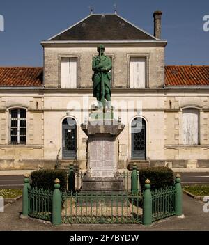 GUERRA MONDIALE I MONUMENTO SOLDATO A ST SEVERIN CHARENTE AQUITANIA FRANCIA - TIPICO VILLAGGIO SOLDATO FRANCESE MEMORIAL DELLA GUERRA MONDIALE I - STORIA FRANCESE © F.BEAUMONT Foto Stock