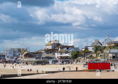 Lyme Regis, Dorset, Regno Unito. 6 Apr 2021. Regno Unito Meteo: Luminoso e soleggiato con una fresca brezza presso la località balneare di Lyme Regis. Il pittoresco resort sulla Costa Sud gode di un inizio luminoso e soleggiato mentre molte parti del Regno Unito si svegliano con una coperta di neve. La spiaggia era oggi molto più tranquilla nonostante le condizioni luminose dovute alla fresca brezza. Credit: Celia McMahon/Alamy Live News Foto Stock