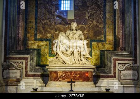 Uno dei capolavori più famosi di Michelangelo, la Pita', all'interno della Badislica di San Pietro, all'interno, al Vaticano, a San Pietro, a Roma, Lazio, Italia, Europa Foto Stock