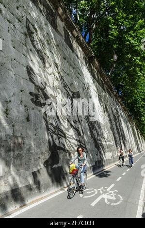 William Kentridge, bicicletta, artista, Lungotevere, fiume, Tevere, Roma, Lazio, Italia, Europa Foto Stock