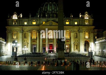 Italia, Roma, Città del Vaticano, 2 aprile 2021 : settimana Santa, Papa Francesco celebra la Via Crucis (Via Crucis) sul sagrato della Squara di San Pietro Foto Stock