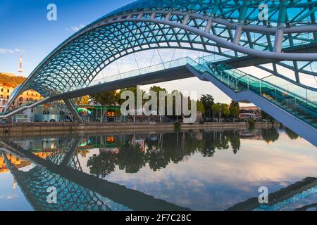 Georgia, Tbilisi, Peace Bridge sul fiume Mtkvari (Kura) Foto Stock