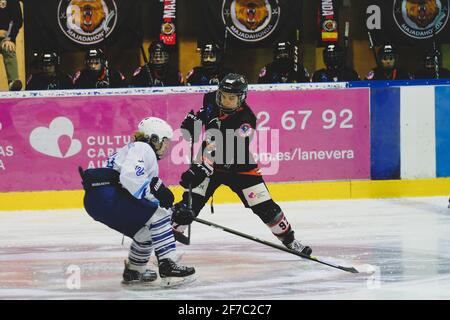 Copa de la Reina Hockey Hielo Femenino: Majadahonda 5-2 CH Txuri Urdin 04 abr 2021 El SAD Majadahonda se ha impuesto por 5-2 al Txuri Urdin en la Copa Foto Stock