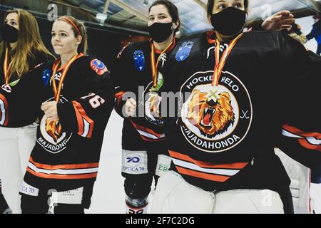 Copa de la Reina Hockey Hielo Femenino: Majadahonda 5-2 CH Txuri Urdin 04 abr 2021 El SAD Majadahonda se ha impuesto por 5-2 al Txuri Urdin en la Copa Foto Stock