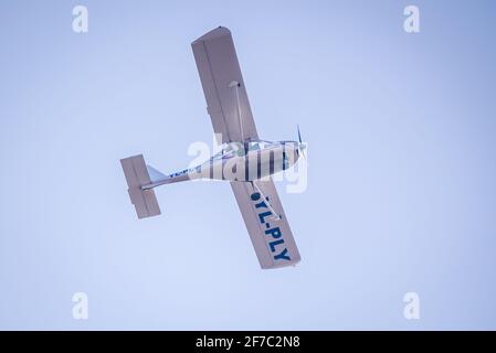 A DAZI, LETTONIA. 27 marzo 2021. Aeropakt A22 L2 Foxbat YL PLY volo in cielo. Foto Stock