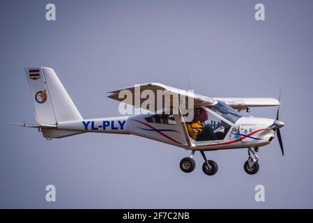 A DAZI, LETTONIA. 27 marzo 2021. Aeropakt A22 L2 Foxbat YL PLY volo in cielo. Foto Stock