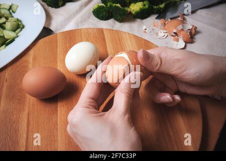 Uova di pollo su un tagliere Foto Stock