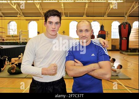 Barry McGuigan addestrando suo figlio Shane alla sala sportiva dell'esercito Aldershot. 8/1/2008. IMMAGINE DAVID ASHDOWN Foto Stock