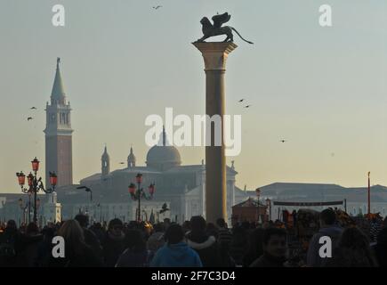 Venezia, Piazza San Marco: Campanile, Basilica di San Marco e colonna di San Marco. Italia Foto Stock