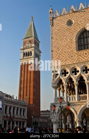 Venezia, Piazza San Marco: Campanile e Palazzo Ducale. Italia Foto Stock