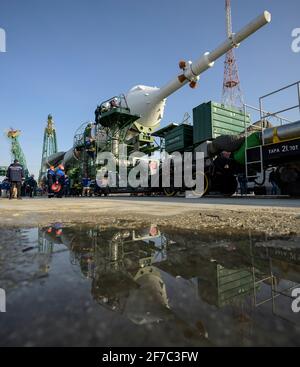 Baikonur, Kazakistan. 06 Aprile 2021. Il razzo Soyuz viene lanciato in treno al piazzale di lancio del sito 31, martedì 6 aprile 2021, presso il Cosmodromo Baikonur di Baikonur, Kazakistan. Expedition 65 l'astronauta della NASA Mark Vande Hei, i cosmonauti di Roscosmo Pyotr Dubrov e Oleg Novitskiy sono previsti per il lancio a bordo della loro astronave Soyuz MS-18 il 9 aprile. Credito obbligatorio: Bill Ingalls/NASA via CNP/Sipa USA credito: Sipa USA/Alamy Live News Foto Stock