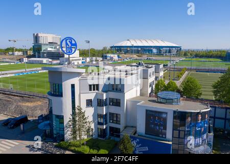 Gelsenkirchen, Germania. 22 aprile 2020. Firo: 22.04.2020, pallone da calcio, 1. Bundesliga, stagione 2019/2020, FC Schalke 04, progetto di costruzione Berger Feld, aree di formazione moderne, foto aerea, dall'alto, drone, Drone photo, sul retro THE VELTINS ARENA ON SCHALKE, in primo piano The Geschv §Ftsstelle | Usage worldwide Credit: dpa/Alamy Live News Foto Stock