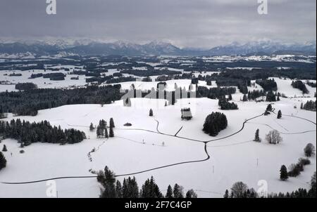 Bernbeuren, Germania. 06 Aprile 2021. Le colline delle colline alpine sono ricoperte di neve (vista aerea con un drilo). Credit: Karl-Josef Hildenbrand/dpa/Alamy Live News Foto Stock