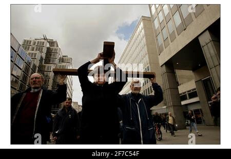 La marcia anuale della Crocifissione tra la sala centrale metodista e Westminster Cathederal....la croce è stata portata dalla gente dal passaggio (lavorando con i senzatetto) la donna che ha portato la croce al ritorno all'Abbazia di Westminster è stata Sr Ellen Flynn DC, direttore del Passage.pic David Sandison 9/4/2004 Foto Stock