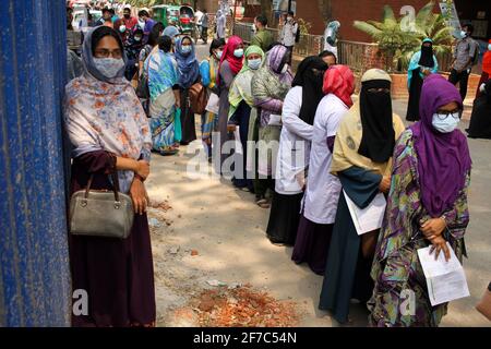 Dhaka, Dhaka, Bangladesh. 6 Apr 2021. Le persone attendono in coda perché non mantengono la distanza sociale di fronte allo stand di raccolta dei campioni per essere testate per l'infezione da Covid-19 allo Shaheed Suhrawardy Medical College and Hospital di Dhaka, Bangladesh, il 06 aprile, 2021.oggi il Bangladesh ha registrato il numero più alto di casi di Covid-19 al giorno 7,273 e 66 morti dal momento in cui la pandemia è scoppiata nel paese nel marzo dello scorso anno. Credit: Abu Sufian Jewel/ZUMA Wire/Alamy Live News Foto Stock