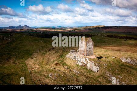 Smailholm, Scozia, Regno Unito. 6 aprile 2021. Il sole si muoveva tra le nuvole per evidenziare la Torre Smailholm oggi nei confini scozzesi. Un forte vento nord ha portato temperature fredde e tempo molto variabile dal sole alle docce di grandine e neve. Iain Masterton/Alamy Live News Foto Stock