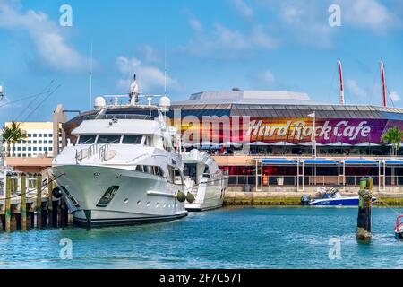 Yacht di lusso attraccati accanto all'Hard Rock Cafe al Bayside Marketplace nel soleggiato centro di Miami, Florida, Stati Uniti Foto Stock