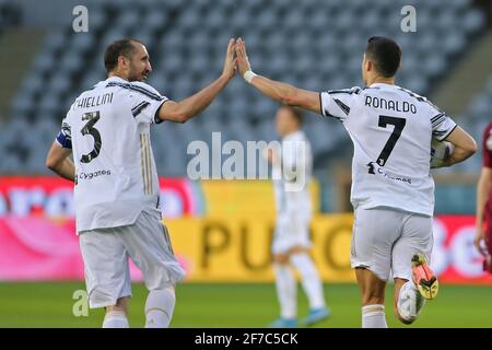 Giorgio Chiellini (Juventus FC) e Cristiano Ronaldo (Juventus FC) festeggiano dopo l'obiettivo del 2-2 durante la Torino FC vs Juventus FC, la serie calcistica italiana A a a Torino, 03 2021 aprile Foto Stock