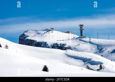 Malga San Giorgio Ski Resort in inverno con neve. Altopiano della Lessinia, Parco Naturale Regionale, Bosco Chiesanuova, Verona, Veneto, Italia, Europa. Foto Stock