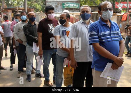 Dhaka, Dhaka, Bangladesh. 6 Apr 2021. Le persone attendono in coda perché non mantengono la distanza sociale di fronte allo stand di raccolta dei campioni per essere testate per l'infezione da Covid-19 allo Shaheed Suhrawardy Medical College and Hospital di Dhaka, Bangladesh, il 06 aprile, 2021.oggi il Bangladesh ha registrato il numero più alto di casi di Covid-19 al giorno 7,273 e 66 morti dal momento in cui la pandemia è scoppiata nel paese nel marzo dello scorso anno. Credit: Abu Sufian Jewel/ZUMA Wire/Alamy Live News Foto Stock