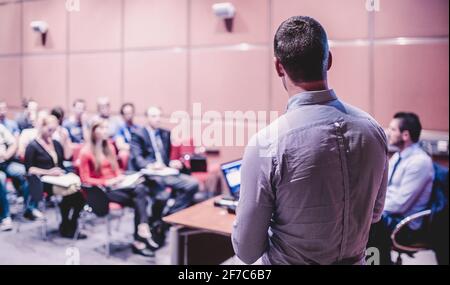 Relatore che dà un colloquio alla conferenza e presentazione di affari. Foto Stock