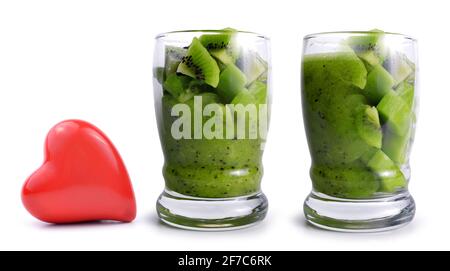 Deliziosi frullati di frutta dal kiwi fresco in un bicchiere isolato su sfondo bianco. Foto Stock
