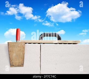 Utensili per muratura su parete in mattoni. Lavori di muratura. Foto Stock