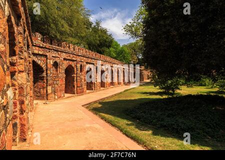 Percorso all'interno del complesso della Tomba di Isa Khan, in una giornata soleggiata e luminosa. Foto Stock