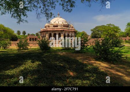 Bellissimo giardino e la famosa tomba di Isa khan sullo sfondo Foto Stock