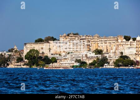 Palazzo di Città vista dal lago. Udaipur, Rajasthan, India Foto Stock