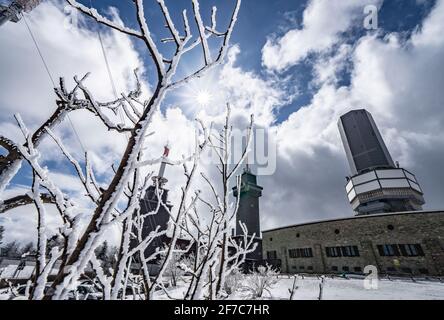 06 aprile 2021, Hessen, Oberreifenberg: Sole, nuvole e nevicate determinano il tempo sull'altopiano innevato del Großer Feldberg. La neve era caduta sulla più alta quota del Taunus durante il fine settimana di Pasqua. Foto: Frank Rumpenhorst/dpa Foto Stock