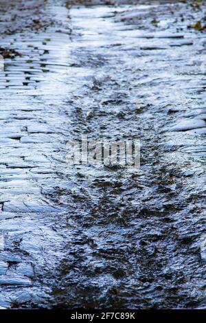 Acqua che scorre su ciottoli Foto Stock