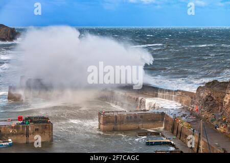 PORTKNOCKIE MORAY COSTA SCOZIA TEMPESTA GRAVE E VENTI MOLTO ALTI ONDE ENORMI E SPRUZZI ENORMI CHE SI ROMPONO SULLE PARETI DEL PORTO Foto Stock